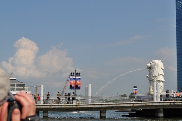 I didn't crop this hand out because I thought the Merlion and the cloud look the same!