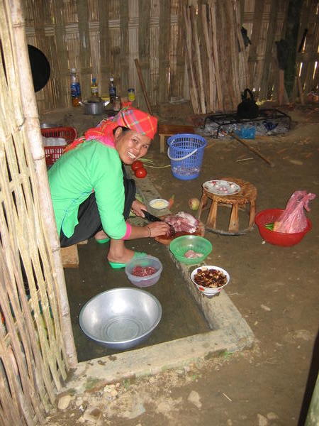 Une habitante du village des Zais qui prepare notre souper.