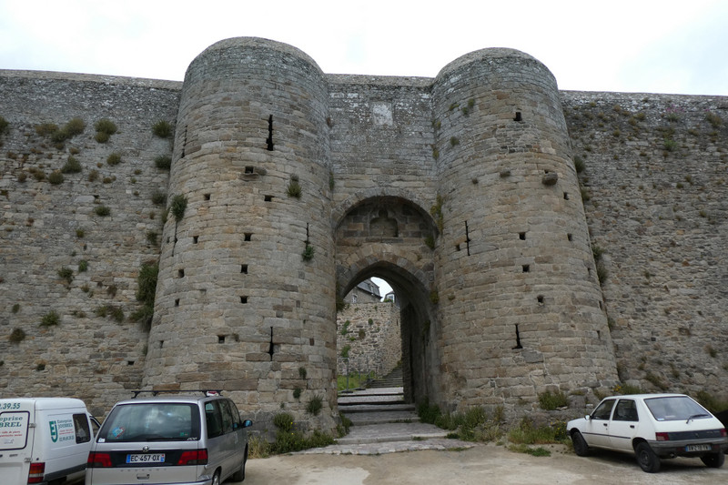 Porte adjacent to Château Dinan