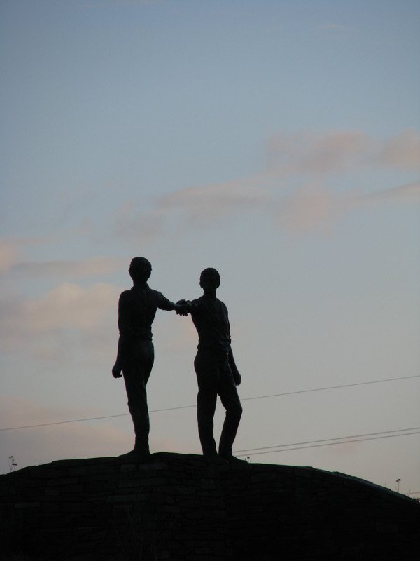 Hands Across the Divide statue in Derry