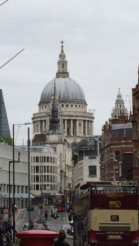 Walking to St Pauls Cathedral