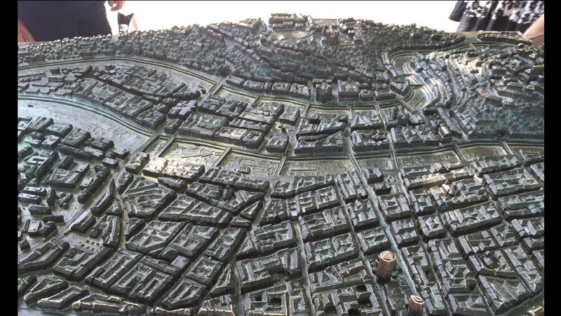 Model of Lyon highlighting the two rivers