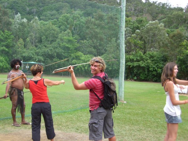 Beim Speerwerfen im Regenwald in Cairns
