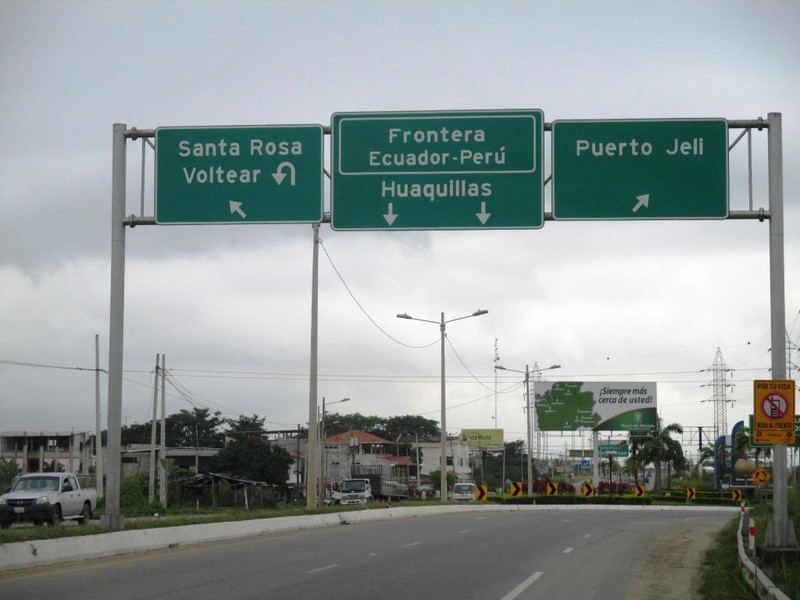 Kudos to the Ecuadorian ministry of transporation for proper border singage