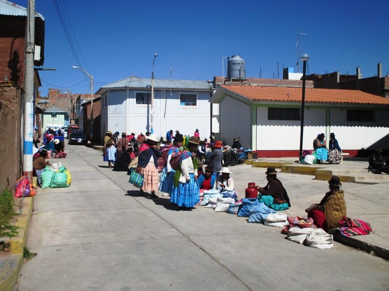 Indigenous street market at Pomata before the Bolvian border