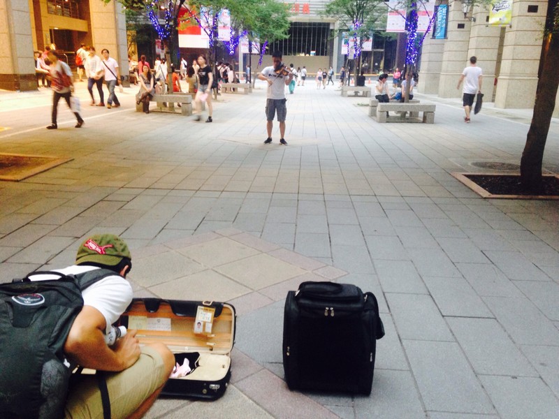 Street violinist busking in Taipei 