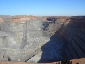Kalgoorlie’s Super Pit (almost 3km long) is one of the biggest open gold mines in the world. Ridiculous !
