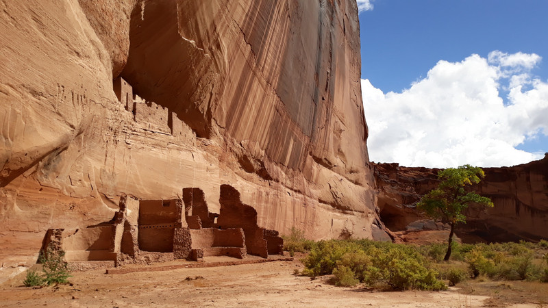 Ancient Navajo ruins in Canyon de Chelly