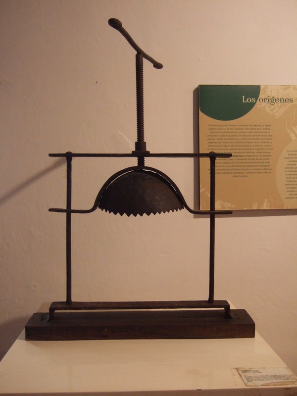Replica of instrument of torture (skull-crushing), Palacio de la Inquisición