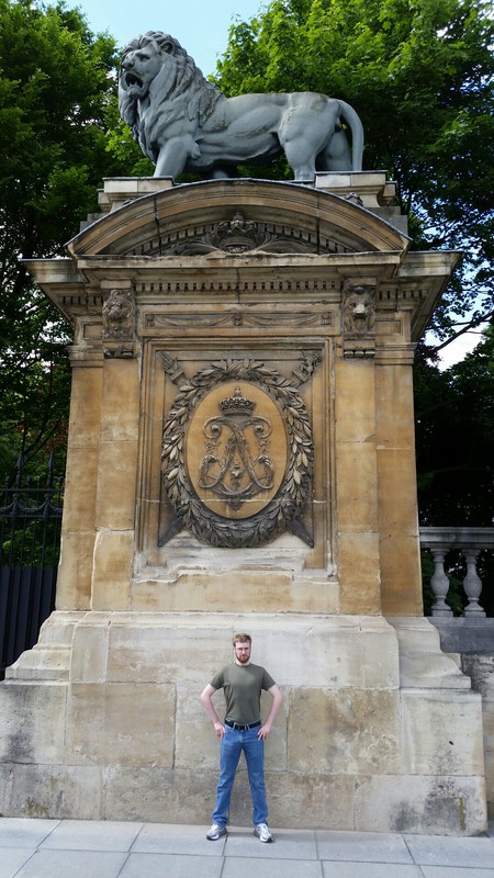 Brendan in near a palace side gate