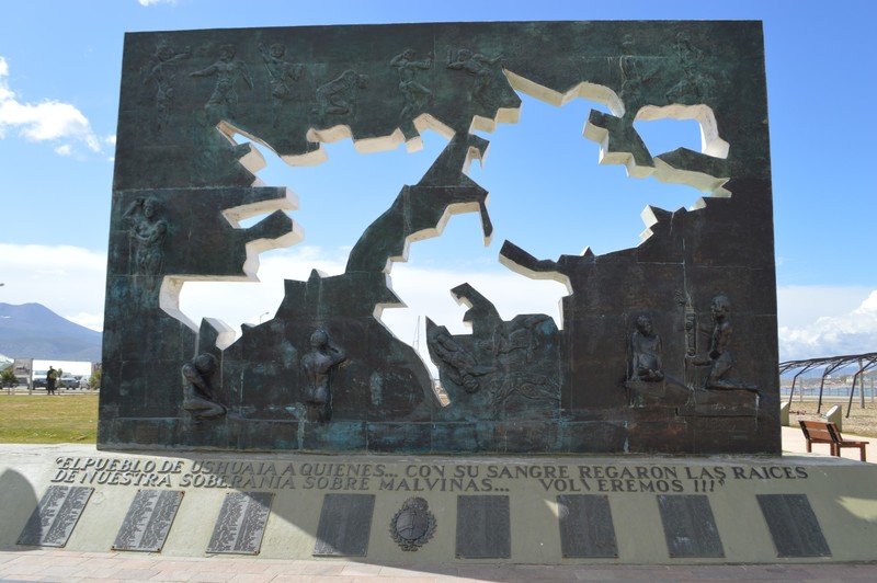 Falklands memorial (the last word literally translates as 'we will be back')