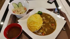 Curry with omurice