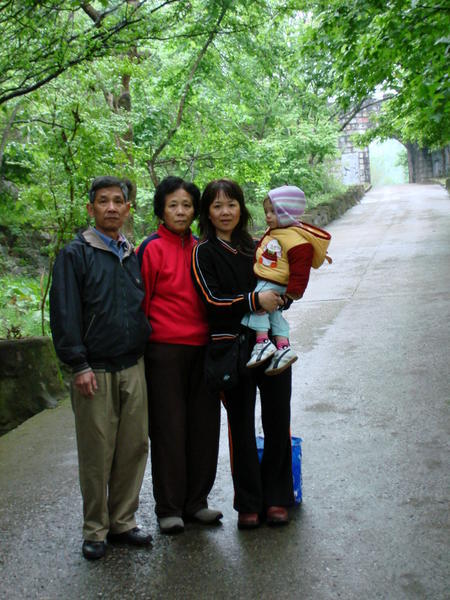 Guilin - Park 1 - the family