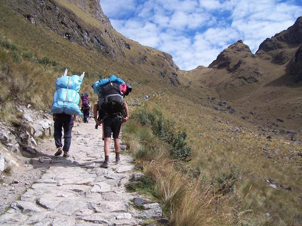 Overtaking porters on the way up to Dead Woman´s Pass (4200m)