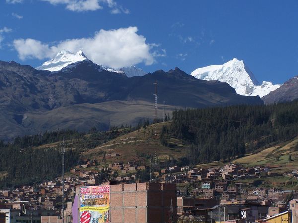 Vallanaraju visible (on left) from Huaráz 