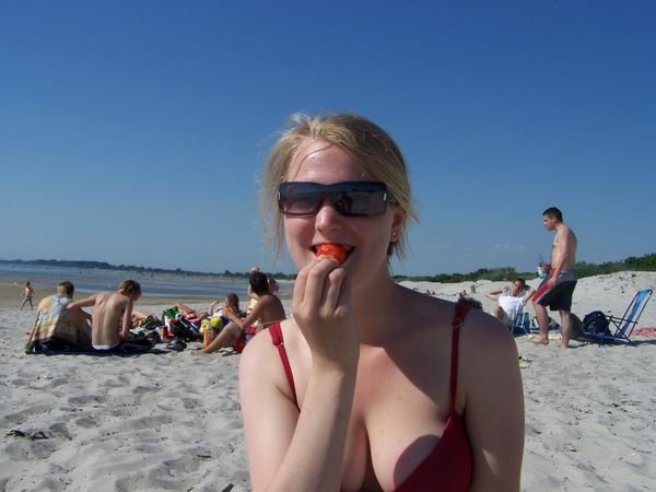 Strawberries on the beach,,, mmmm najs (pronounced niice!)