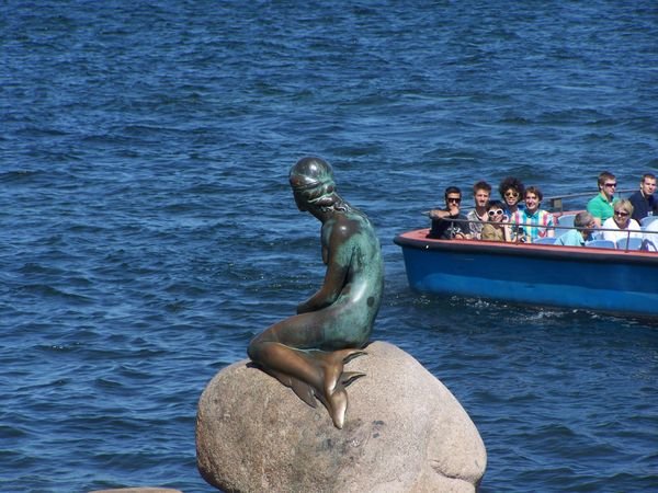 The mermaid and the hungry tourists