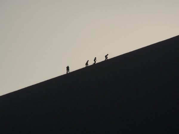 Dune, desert, Huacachina, people climbing, Peru
