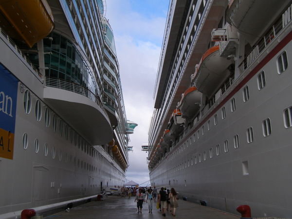 Walking between two monolithic ships