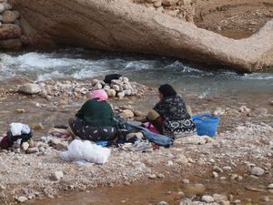 Washer women in Todra Gorge