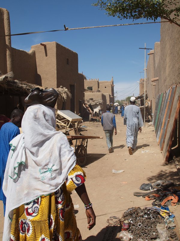 Strolling the streets of Djenne....