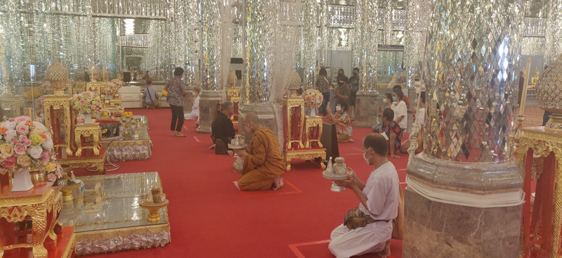 Worshippers at Wat Tha Sung