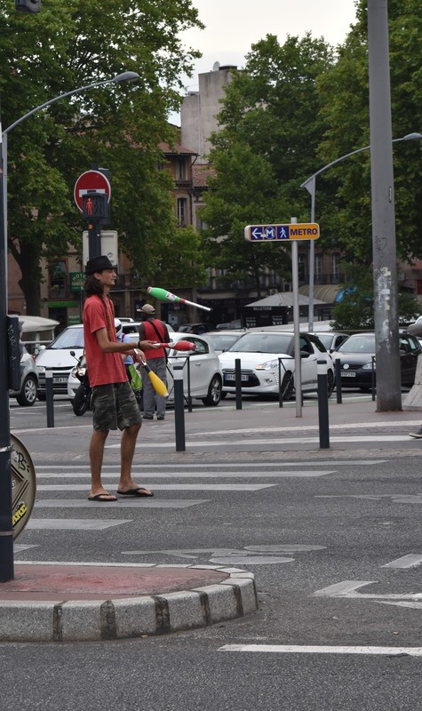 Juggler at the traffic lights
