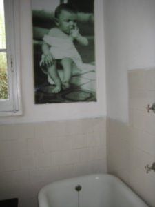 A baby Che pictured above his bath