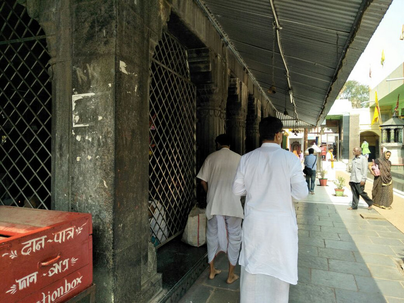 Entering Vishnupad Temple for offering Pindas- Gaya
