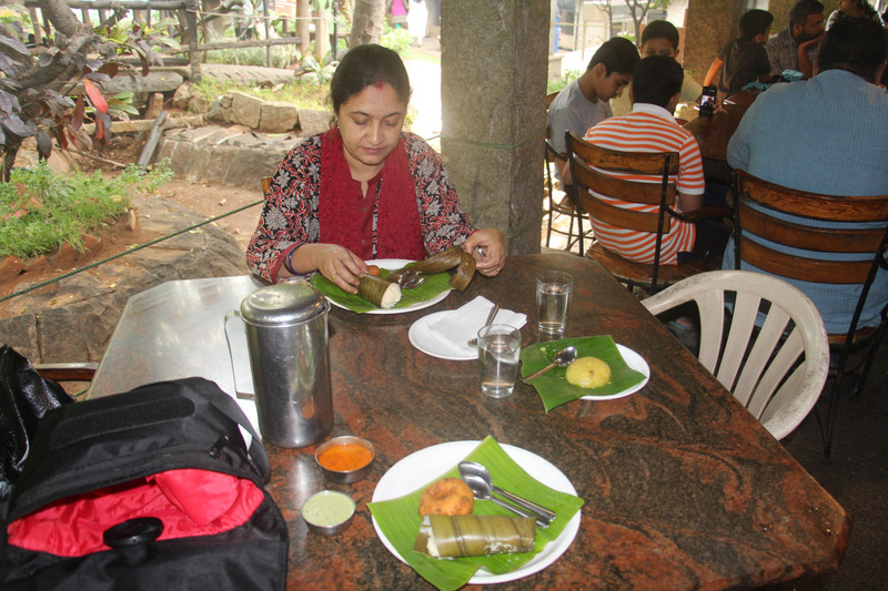 Idli wrapped in Banana leaves - Kamat Hotel, Janapadalok