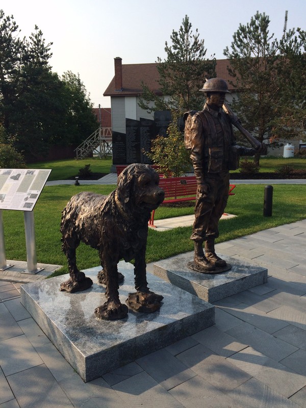 Statue of the war hero dog named Gander