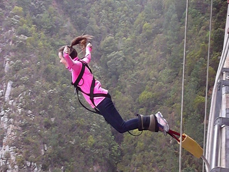 Laura bungee jumping