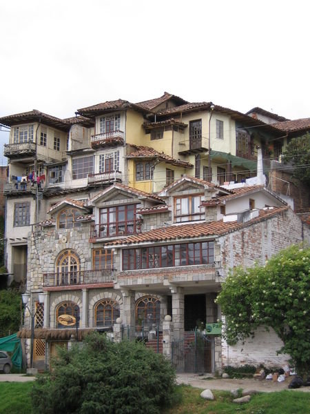 Cuencan riverside houses