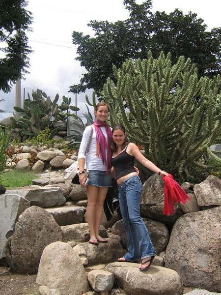 Tamsin and Lou in the gardens of Museo de Banco Central