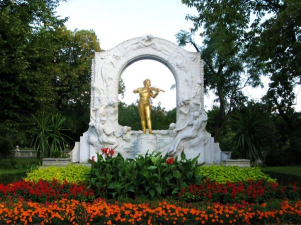Strauss monument