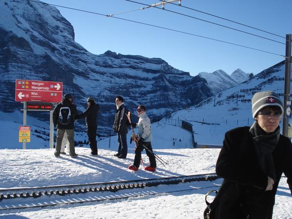 Kleine Scheidegg, skiers and train tracks