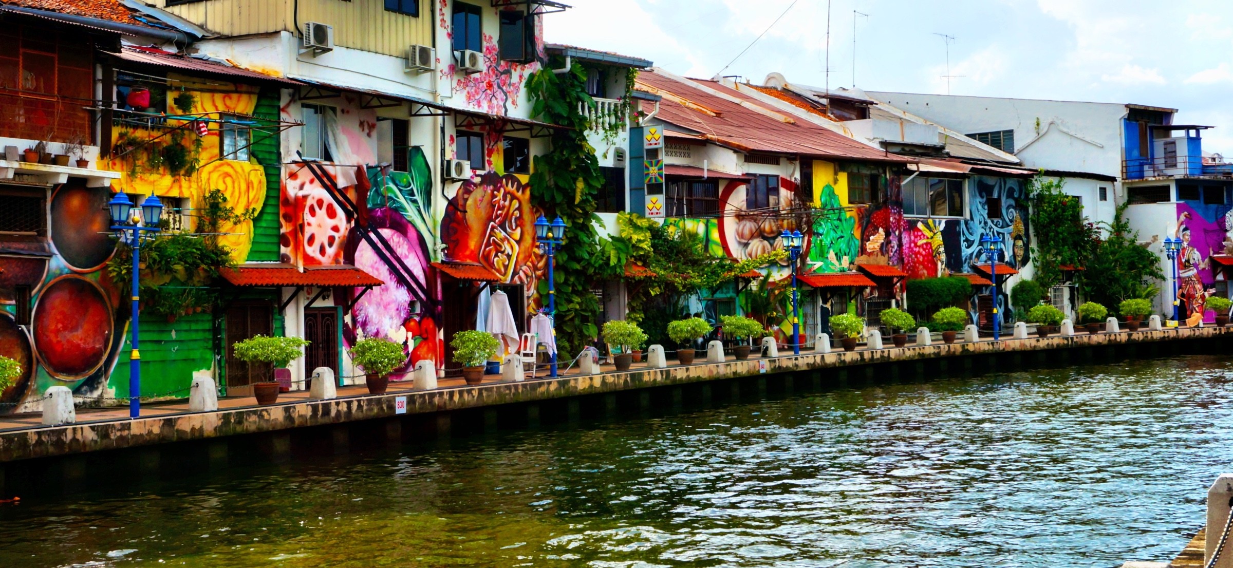 street-art-along-the-melaka-canal-photo