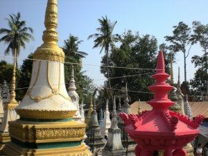 Wat Bo Festival: Tombs