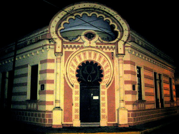 A Merida building at night