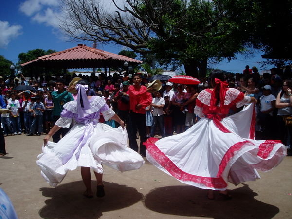 Nueva Esperanza dance group