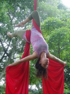 Tania practicing acrobacia aérea in Parque Cuscatlán