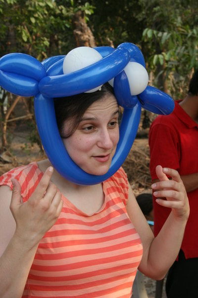 Sara, the balloon-twisting master