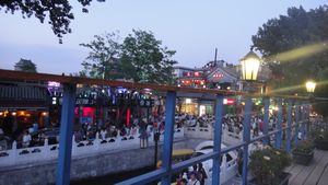 The crowds of Saturday night in Houhai