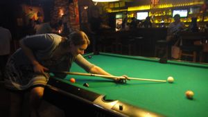 Dafne pretends she is any good at pool
