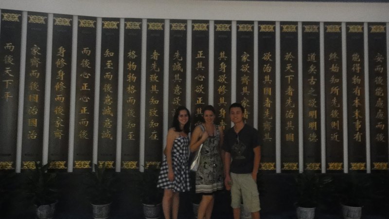 Fernanda, Dafne and Jeff with famous Chinese poems