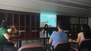 Fernanda gives her presentation