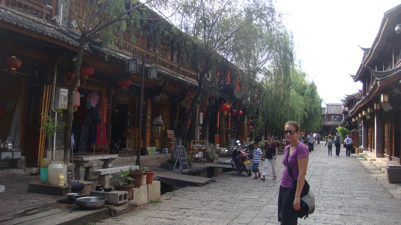 Dafne in the streets of Lijiang