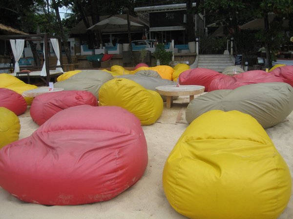 HAVE A DRINK WHILE SITTING ON BEACH BAG CHAIR! | Photo