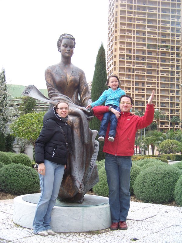 Grace Kelly Statue