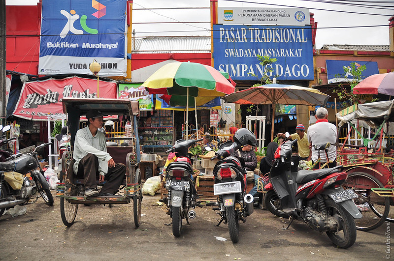Becak at Simpang Dago